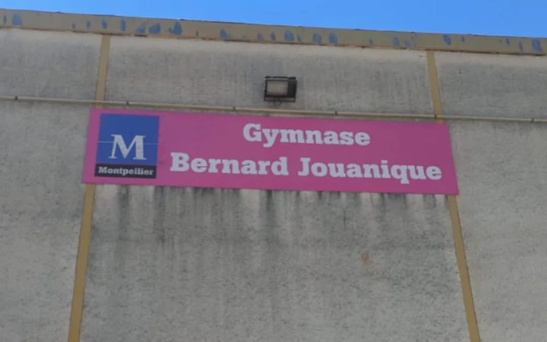 La façade du gymnase Bernard Jouanique, son panneau visible depuis la rue