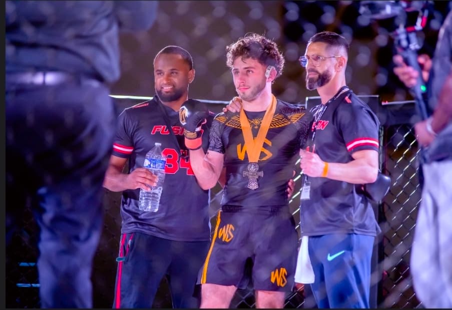 La médaille, entouré des coachs